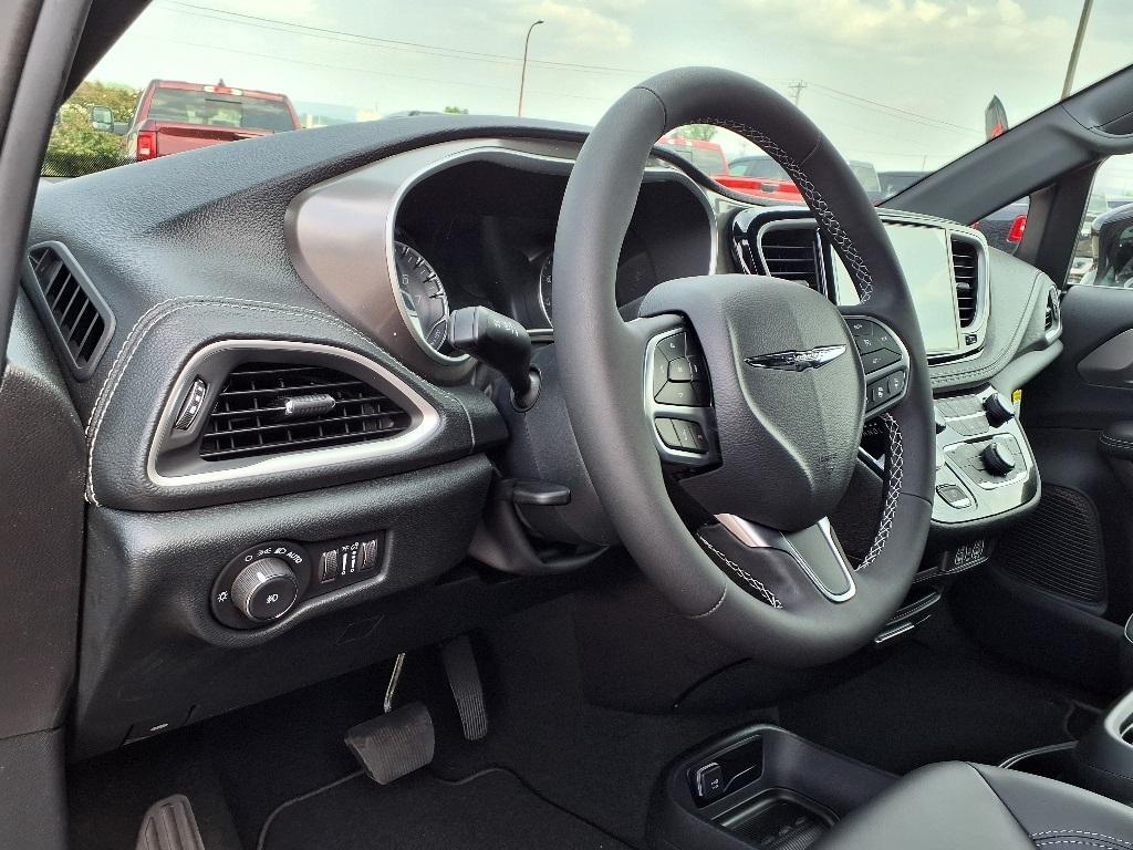 new 2025 Chrysler Pacifica car, priced at $44,677