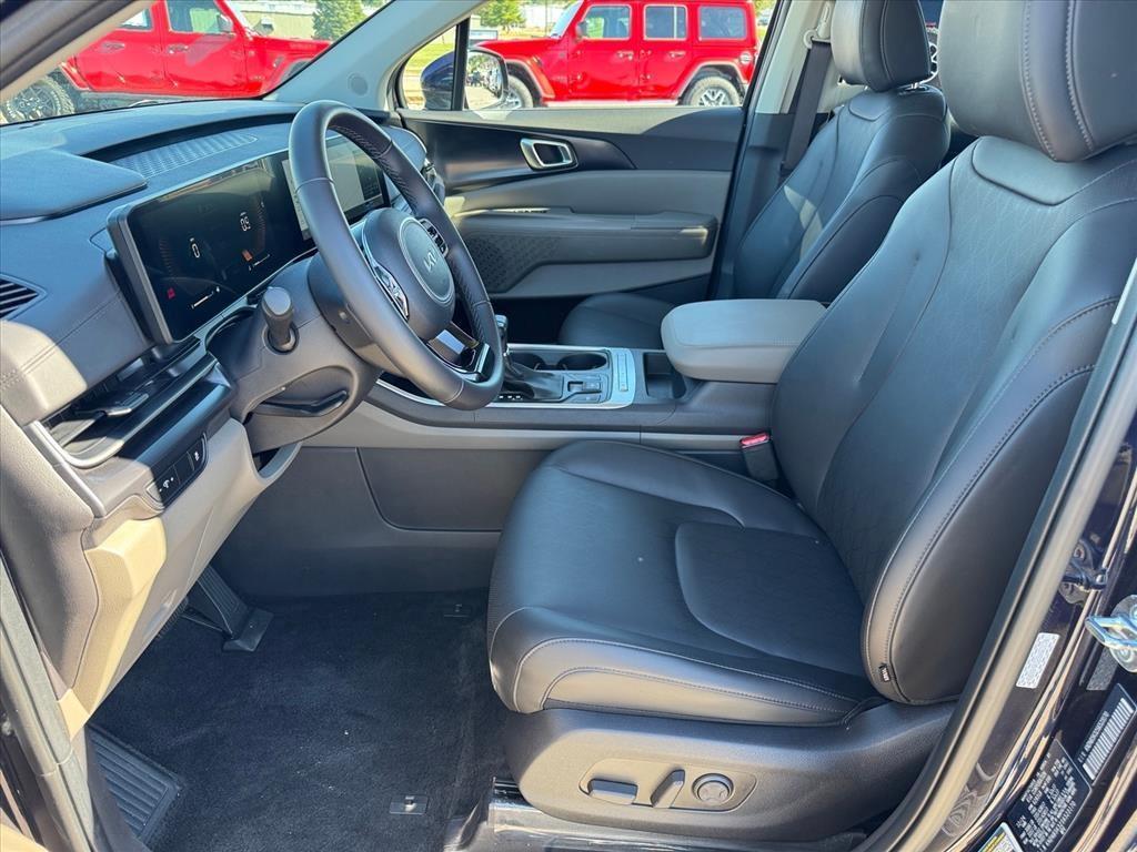 used 2025 Kia Carnival car, priced at $37,918