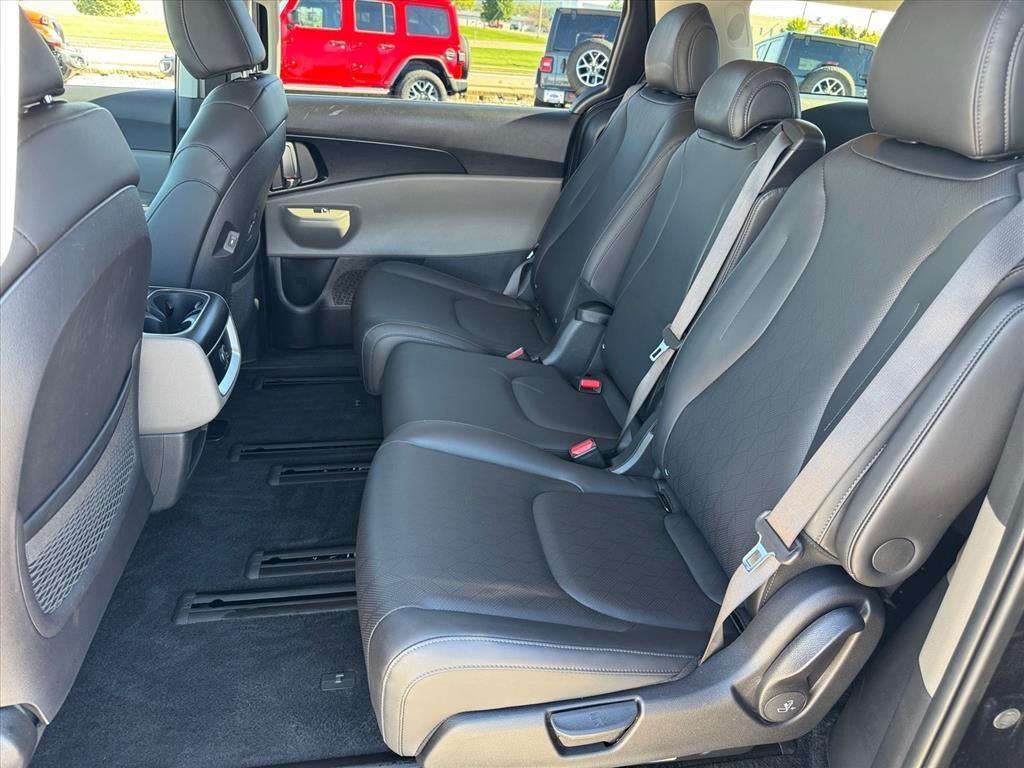 used 2025 Kia Carnival car, priced at $37,918