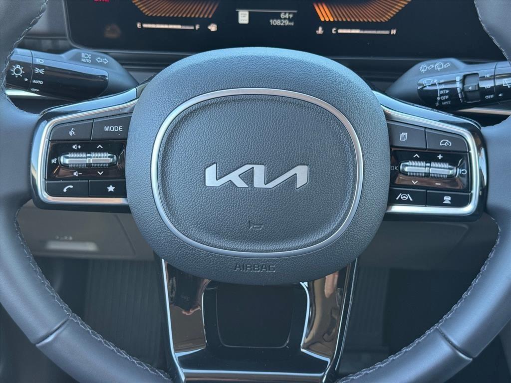 used 2025 Kia Carnival car, priced at $37,918