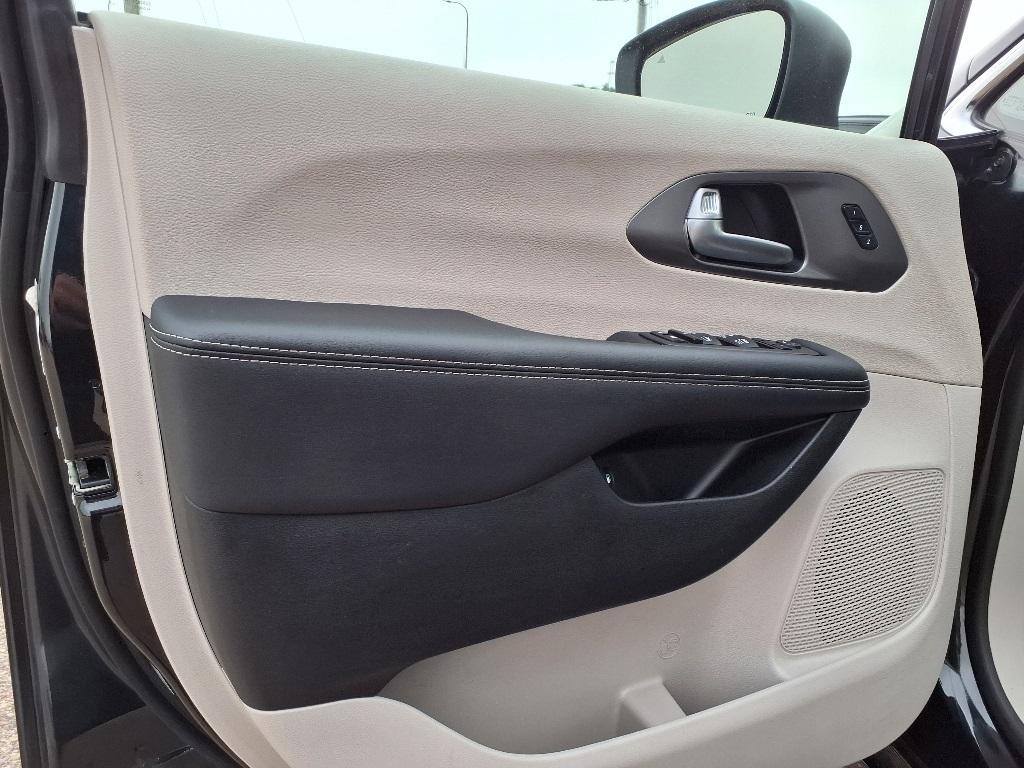 used 2023 Chrysler Pacifica Hybrid car, priced at $26,987