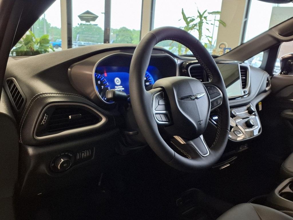 new 2025 Chrysler Pacifica car, priced at $44,677