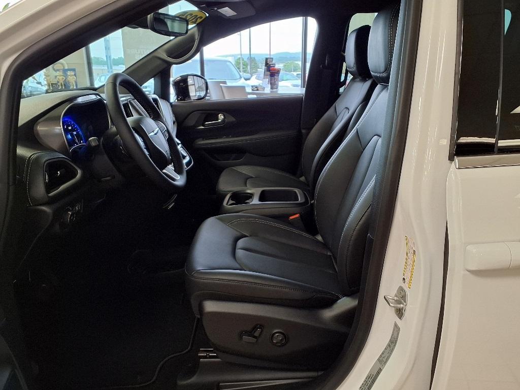 new 2025 Chrysler Pacifica car, priced at $44,677