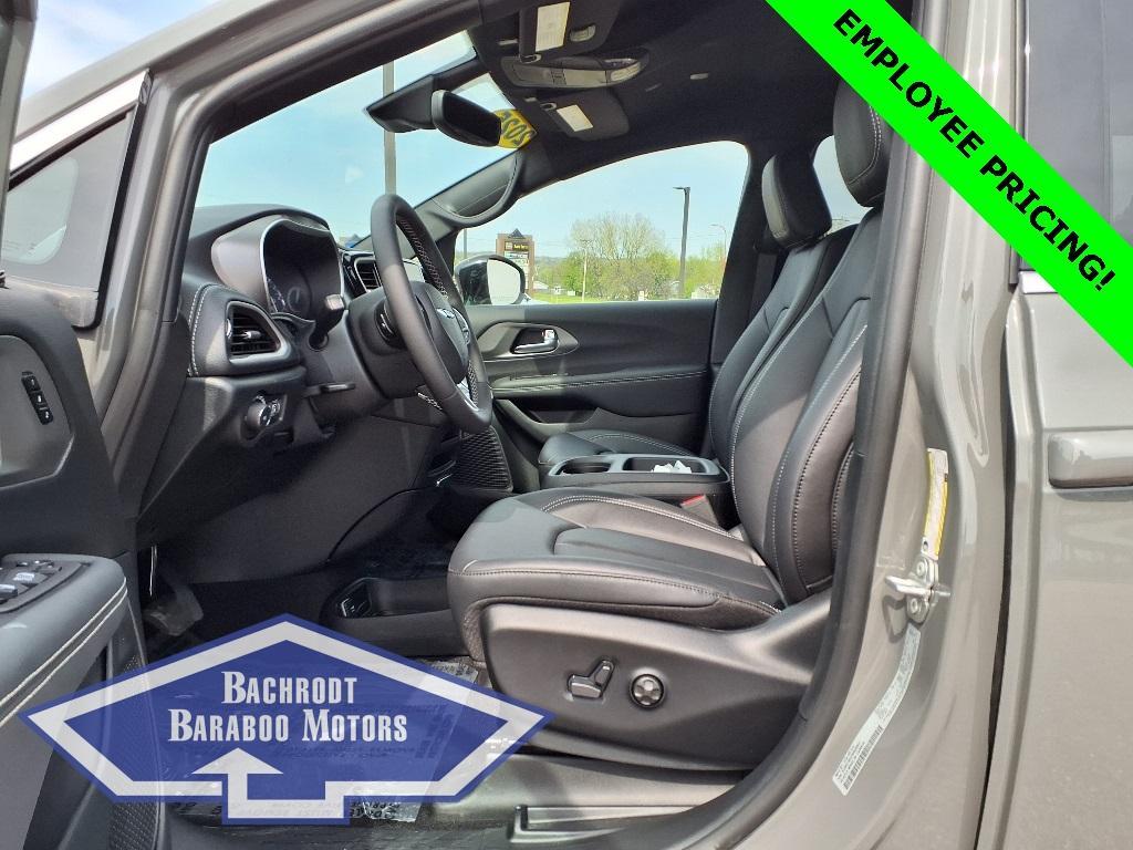 new 2025 Chrysler Pacifica car, priced at $40,000