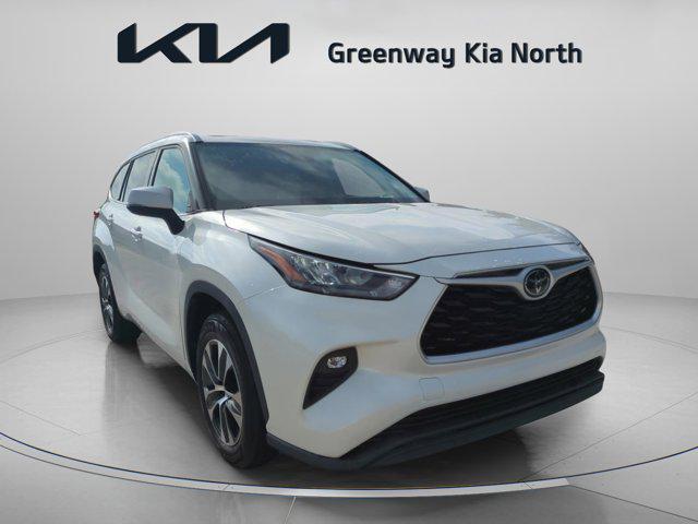 used 2020 Toyota Highlander car, priced at $27,591