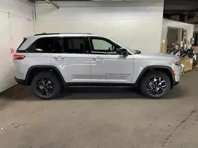 new 2025 Jeep Grand Cherokee car, priced at $47,405