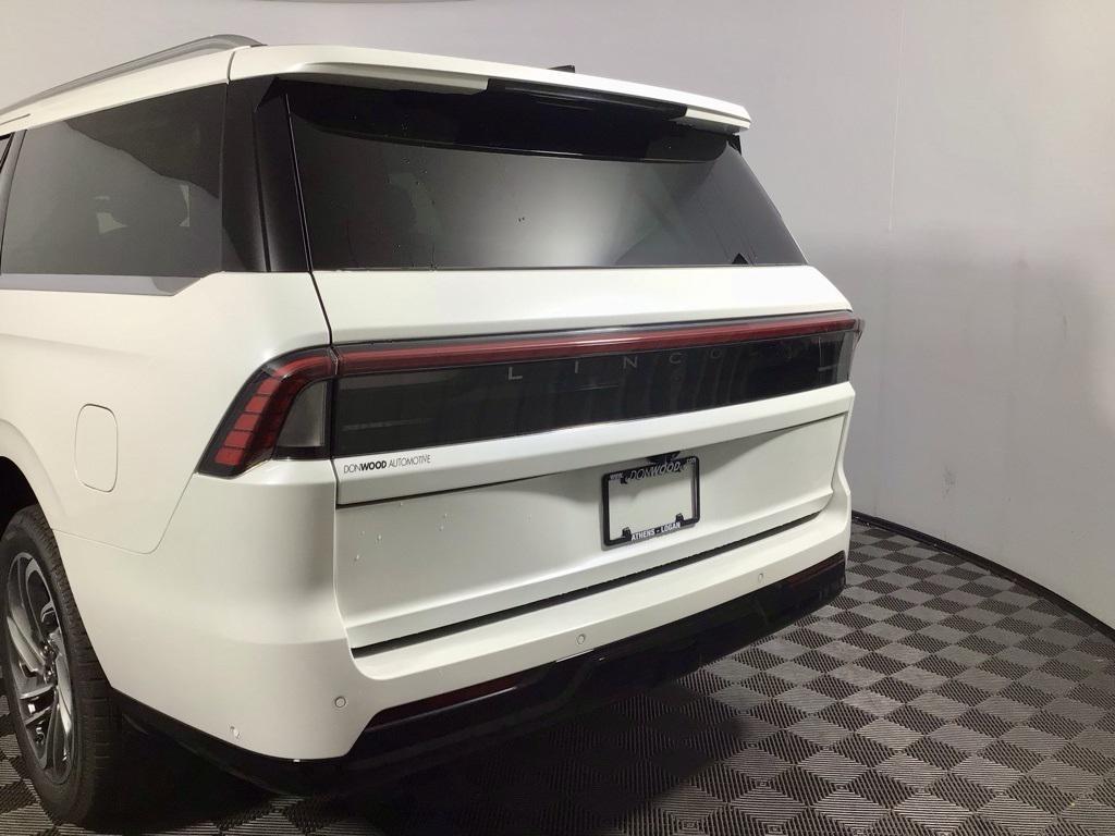 new 2025 Lincoln Navigator car, priced at $105,010