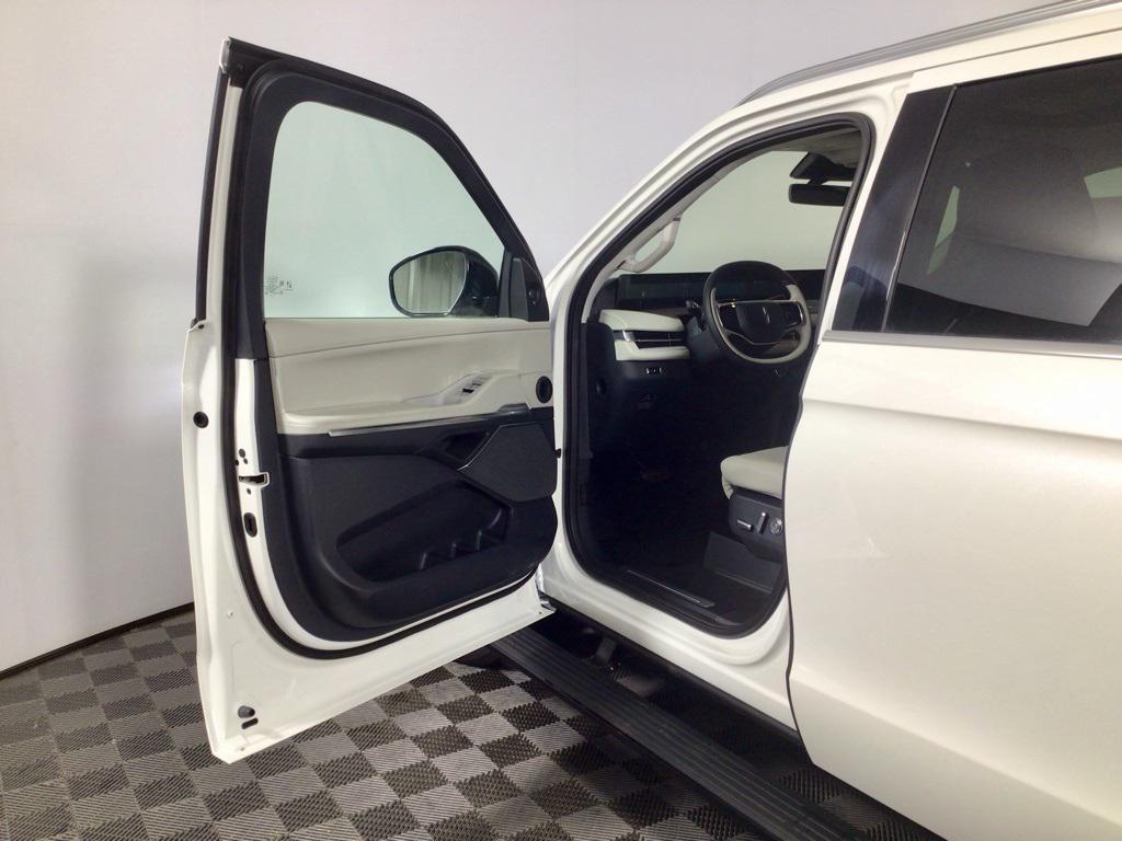new 2025 Lincoln Navigator car, priced at $105,010