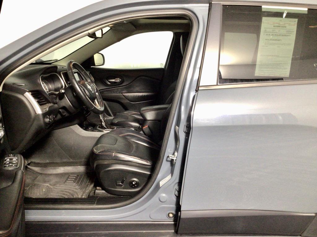 used 2015 Jeep Cherokee car, priced at $9,000