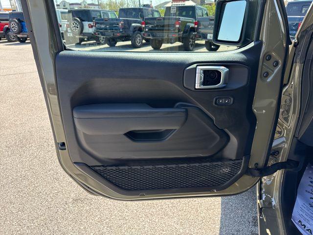 new 2025 Jeep Gladiator car, priced at $39,800