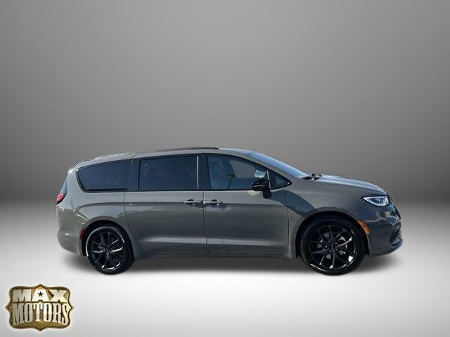 new 2024 Chrysler Pacifica car, priced at $48,941