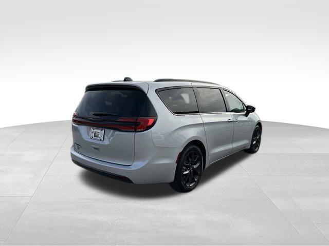 new 2024 Chrysler Pacifica car, priced at $44,914