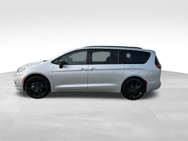 new 2024 Chrysler Pacifica car, priced at $44,914