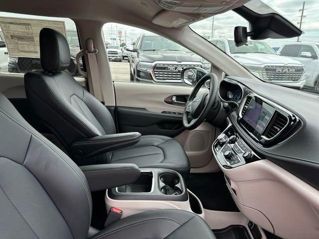 new 2024 Chrysler Pacifica car, priced at $42,612