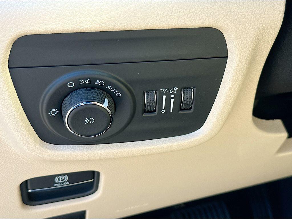 new 2025 Jeep Grand Cherokee car, priced at $42,415