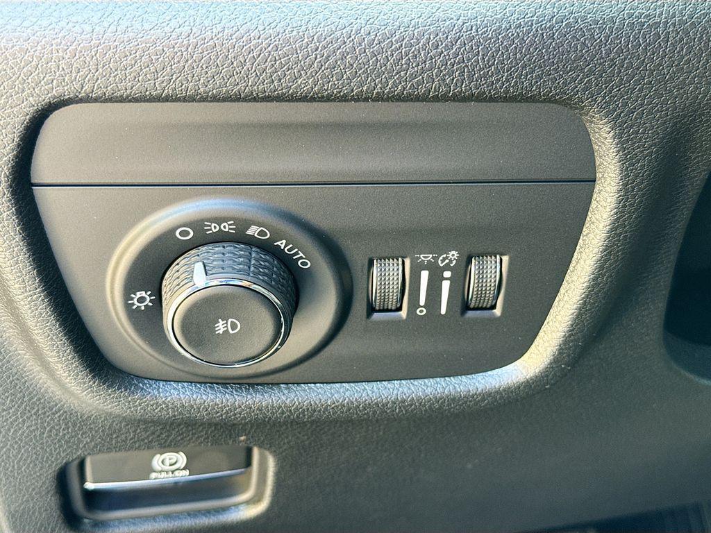 new 2025 Jeep Grand Cherokee car, priced at $39,900