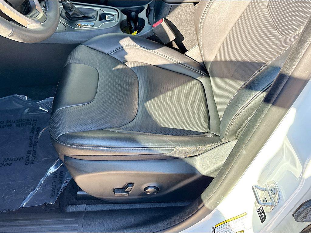 used 2022 Jeep Cherokee car, priced at $26,200