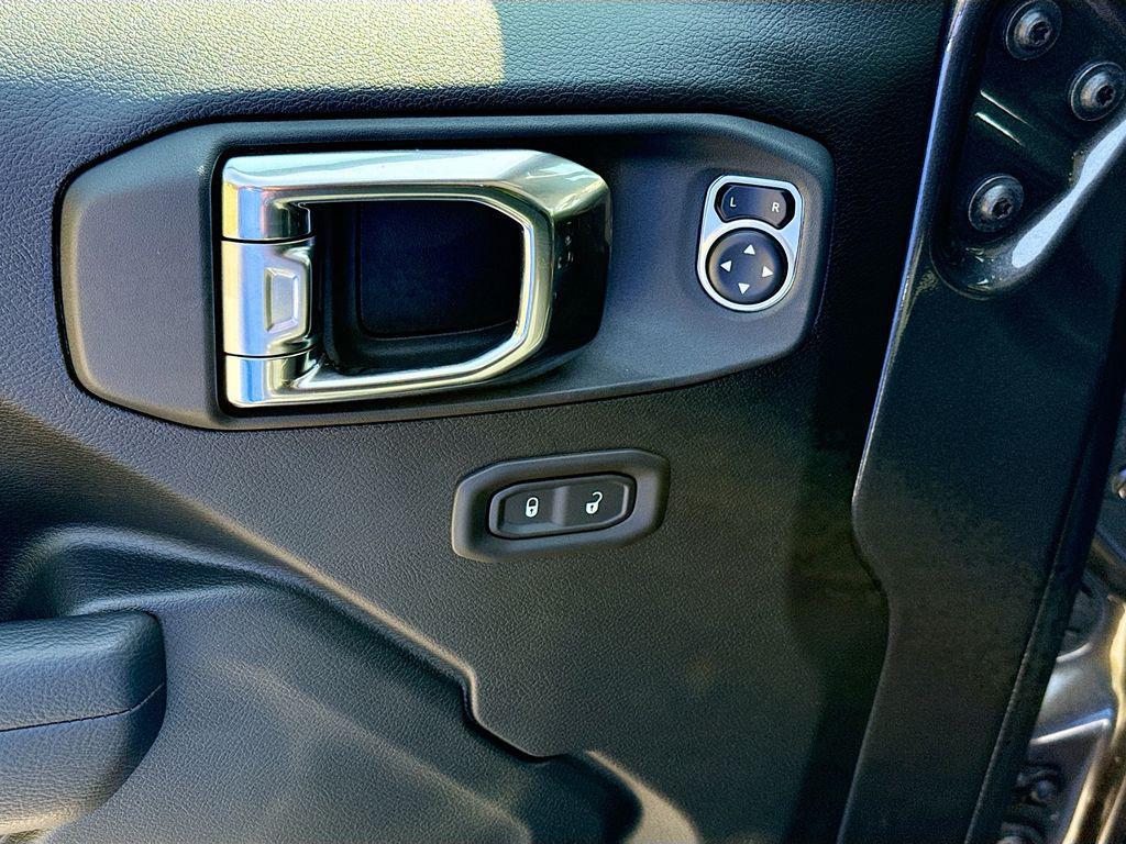 new 2025 Jeep Wrangler car, priced at $43,070