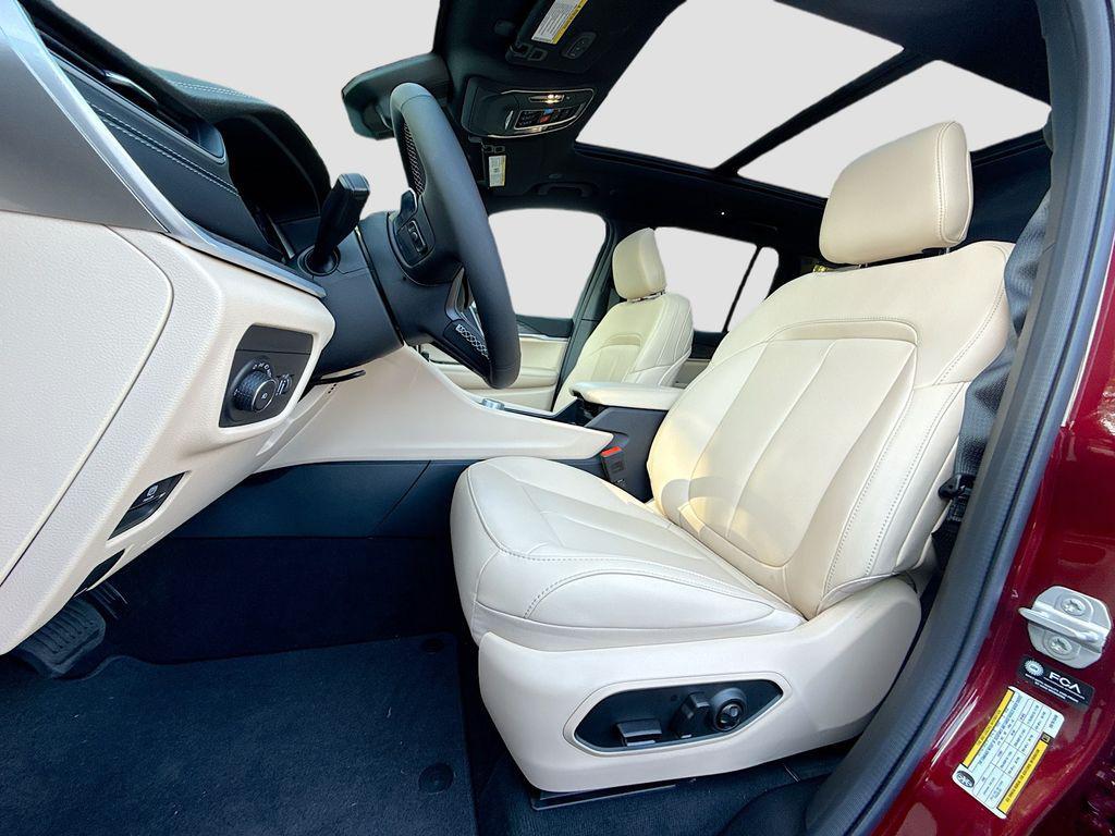 new 2025 Jeep Grand Cherokee car, priced at $43,010