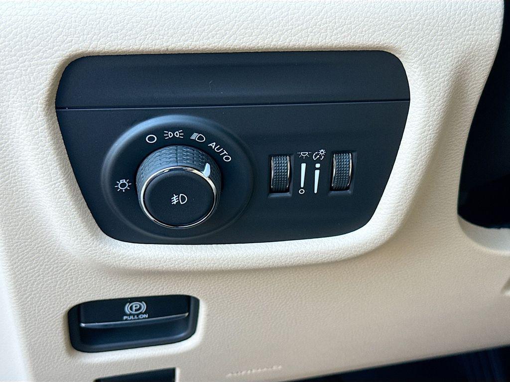 new 2025 Jeep Grand Cherokee car, priced at $43,010