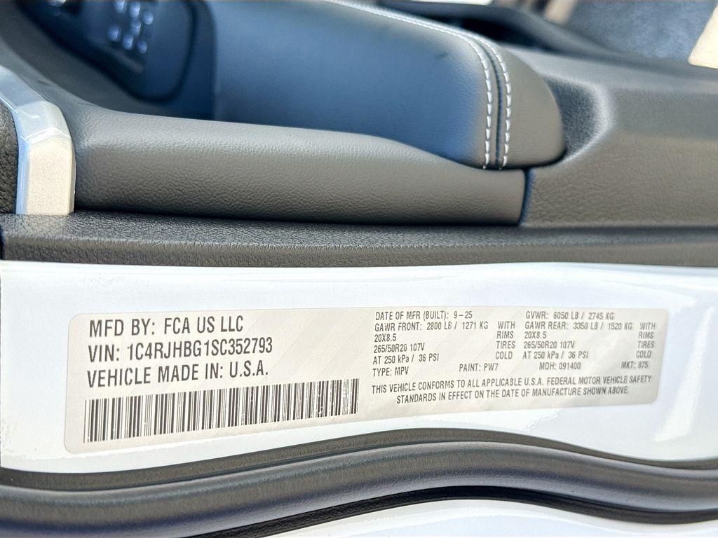 new 2025 Jeep Grand Cherokee car, priced at $49,840