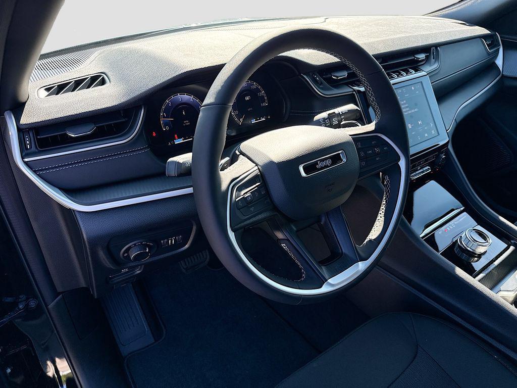 new 2025 Jeep Grand Cherokee car, priced at $38,170
