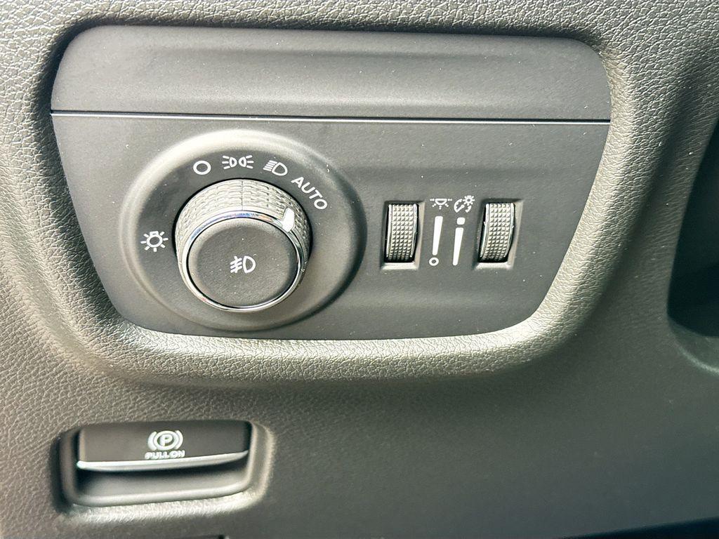 new 2025 Jeep Grand Cherokee car, priced at $43,220