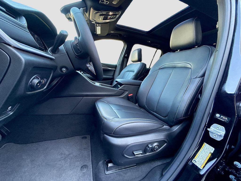 new 2025 Jeep Grand Cherokee car, priced at $55,660