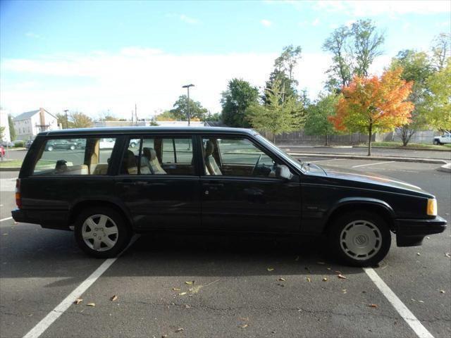 used 1995 Volvo 940 car, priced at $2,595