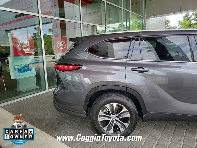 used 2022 Toyota Highlander car, priced at $33,881