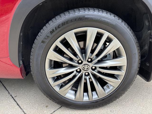 used 2020 Toyota Highlander Hybrid car, priced at $33,980