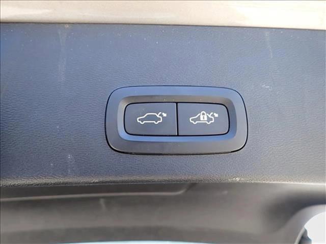 used 2022 Volvo XC40 car, priced at $17,298