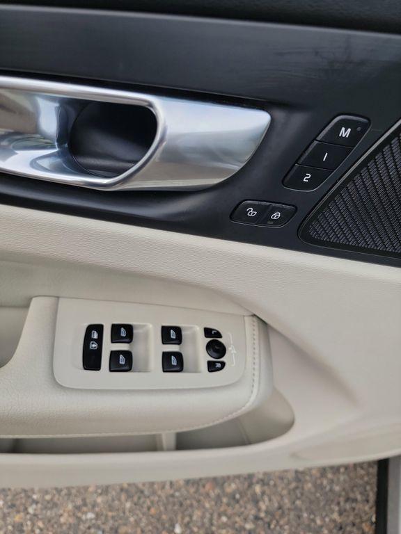 used 2022 Volvo XC60 car, priced at $31,595