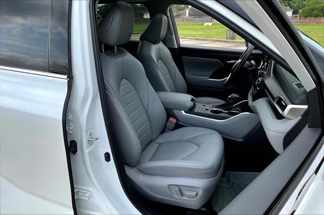 used 2022 Toyota Highlander car, priced at $36,800