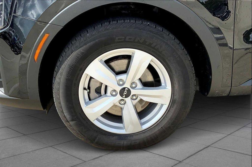 used 2025 Kia Sorento car, priced at $28,900