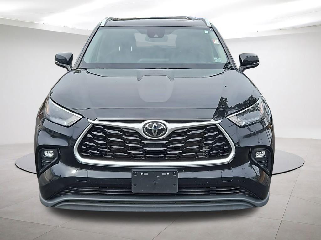 used 2022 Toyota Highlander car, priced at $33,988