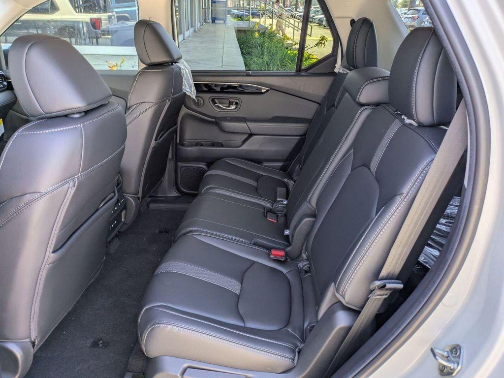 new 2025 Honda Pilot car, priced at $53,450