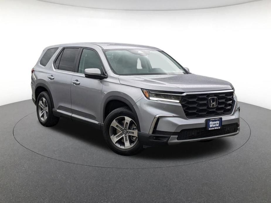 new 2025 Honda Pilot car, priced at $44,595