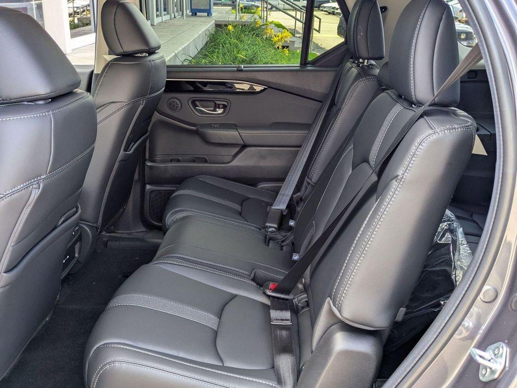 new 2025 Honda Pilot car, priced at $50,895