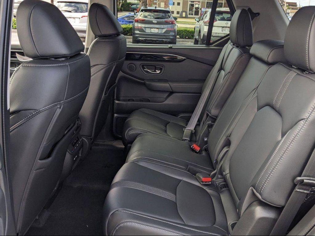 new 2025 Honda Pilot car, priced at $45,450