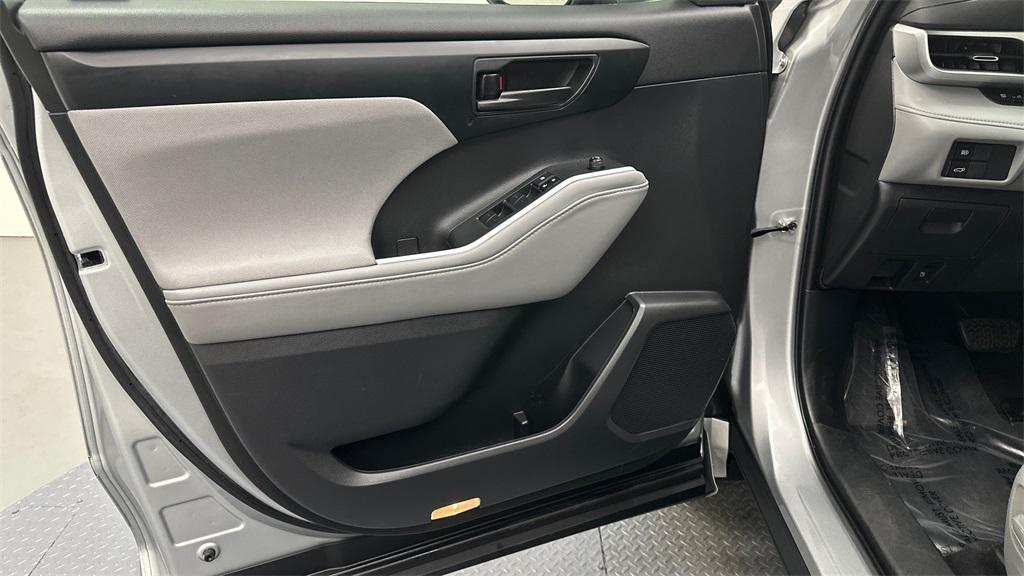 used 2022 Toyota Highlander car, priced at $30,998