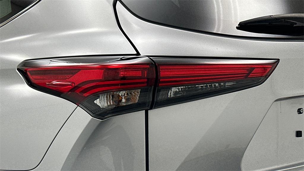 used 2022 Toyota Highlander car, priced at $30,998