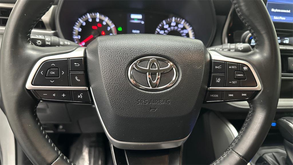 used 2022 Toyota Highlander car, priced at $30,998
