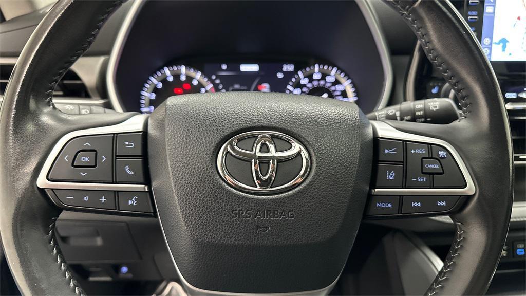 used 2022 Toyota Highlander car, priced at $39,768