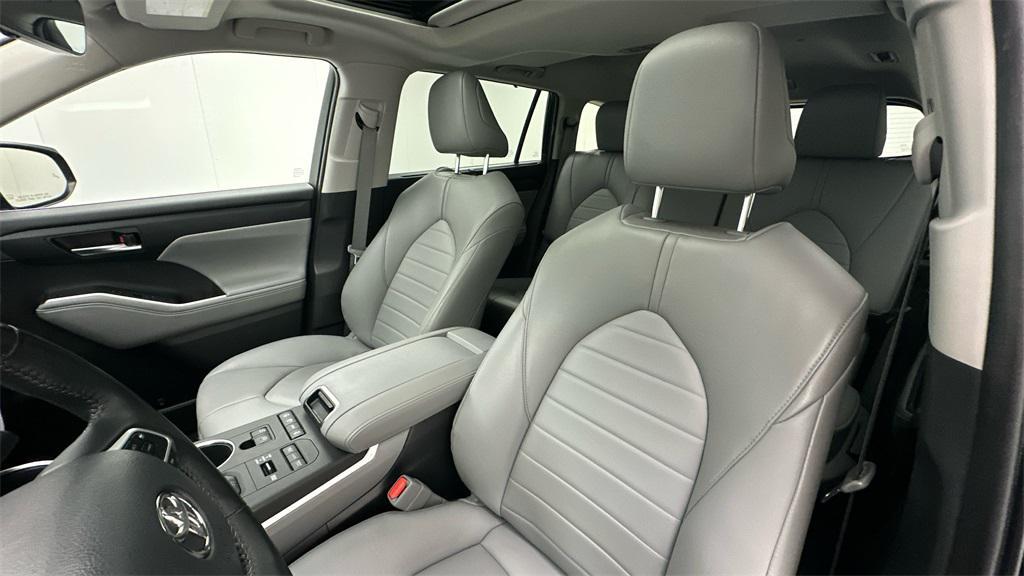 used 2022 Toyota Highlander car, priced at $39,768