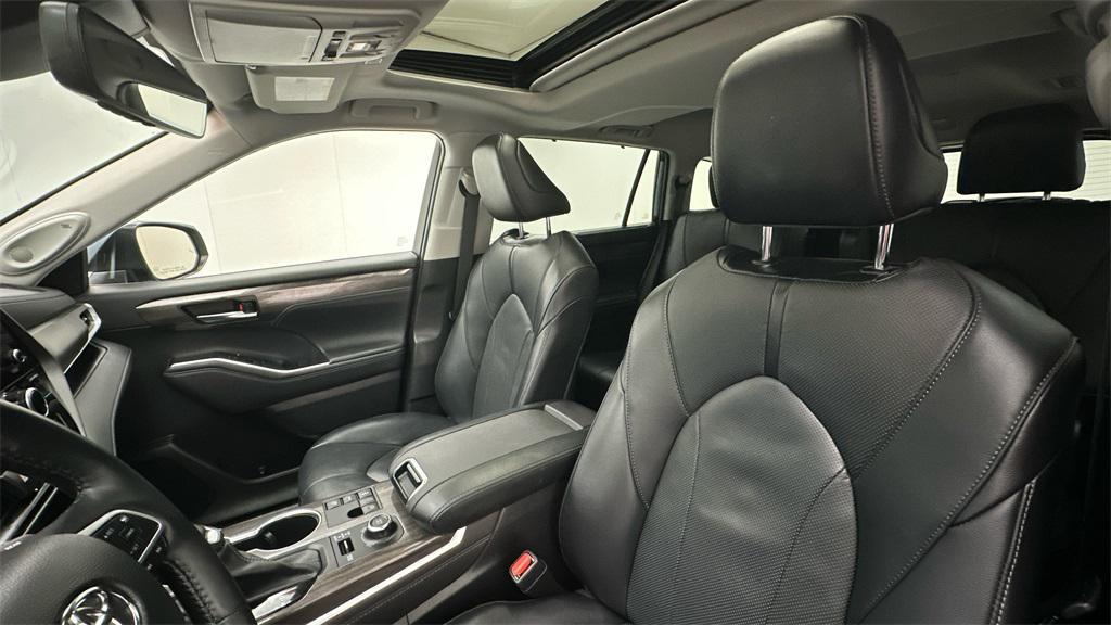 used 2023 Toyota Highlander car, priced at $41,998