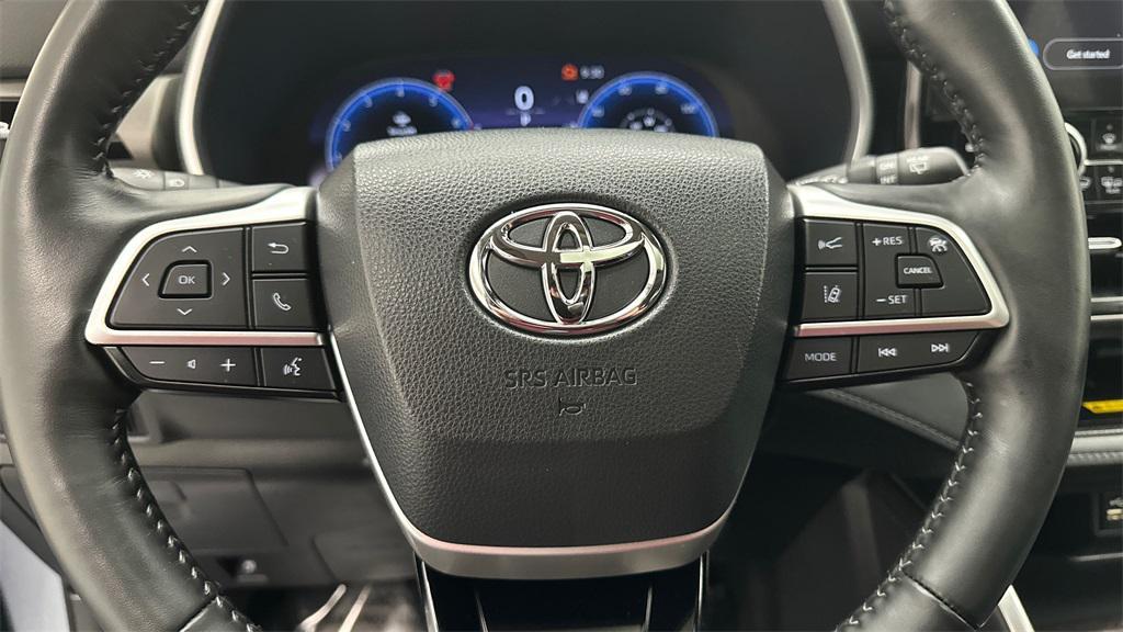 used 2023 Toyota Highlander car, priced at $41,998