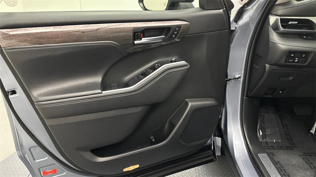 used 2023 Toyota Highlander car, priced at $41,998