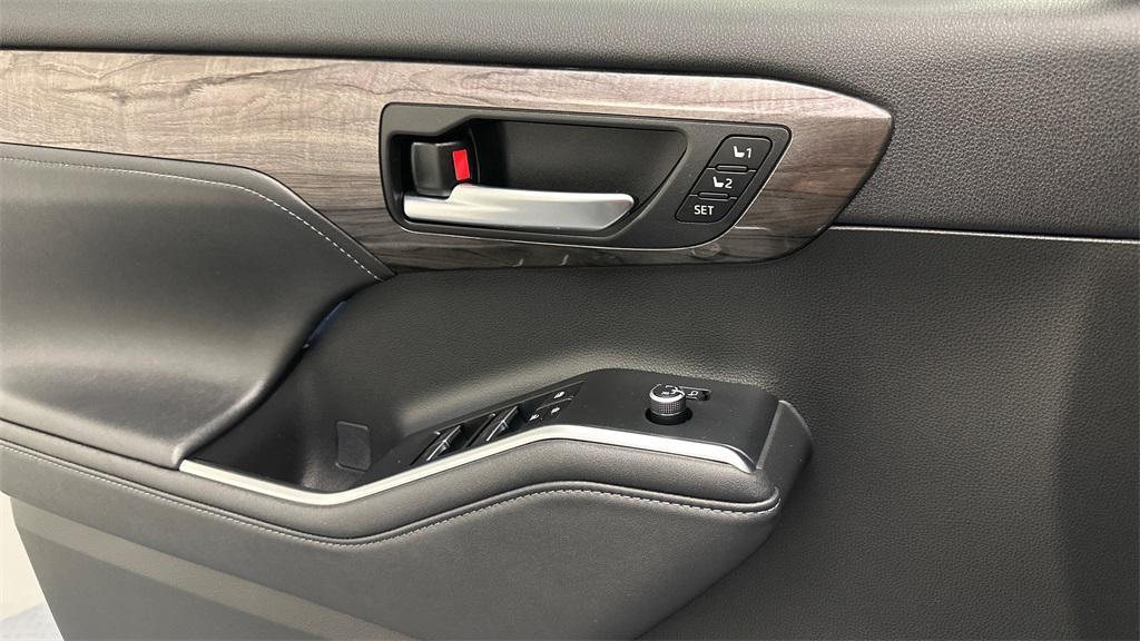 used 2023 Toyota Highlander car, priced at $41,998