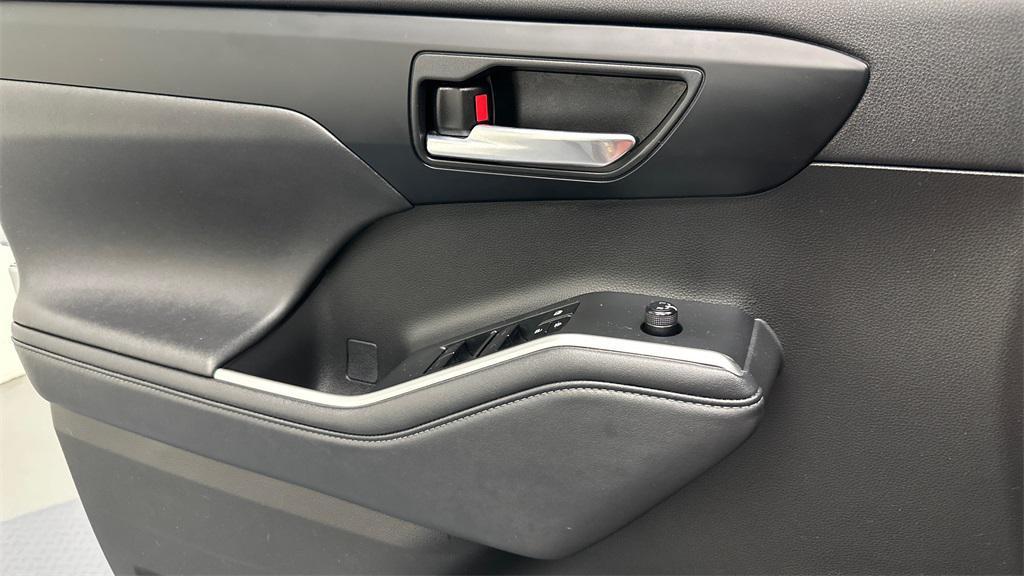 used 2023 Toyota Highlander car, priced at $40,786